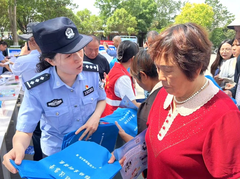 與民同心 為您守護(hù) 鞏義市經(jīng)偵大隊開展主題宣傳活動助力市場調(diào)查